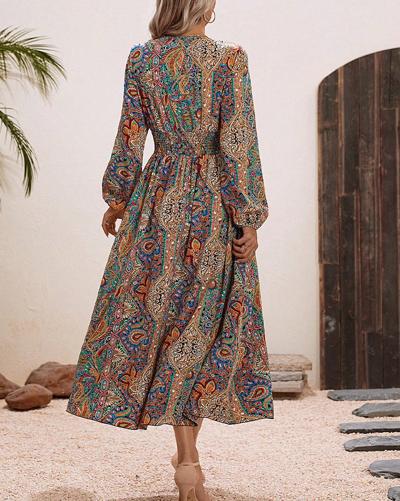 Flerfarvet elegant kjole med paisleyprint