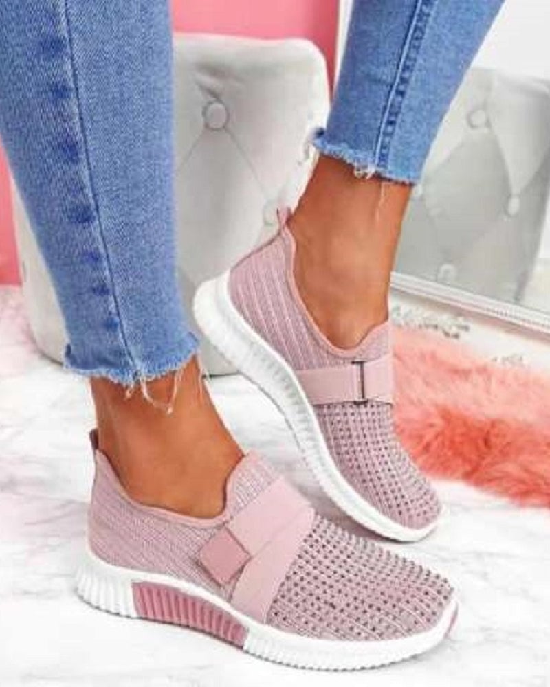 Einfarbige Turnschuhe mit Heißbohrung