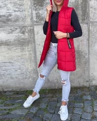 Mouwloze, gewatteerde jas met capuchon en ritssluiting