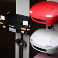 Retro autosleutelhanger met open koplampen