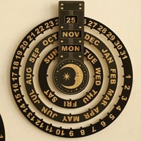Roterende cirkulær evighedskalender i træ
