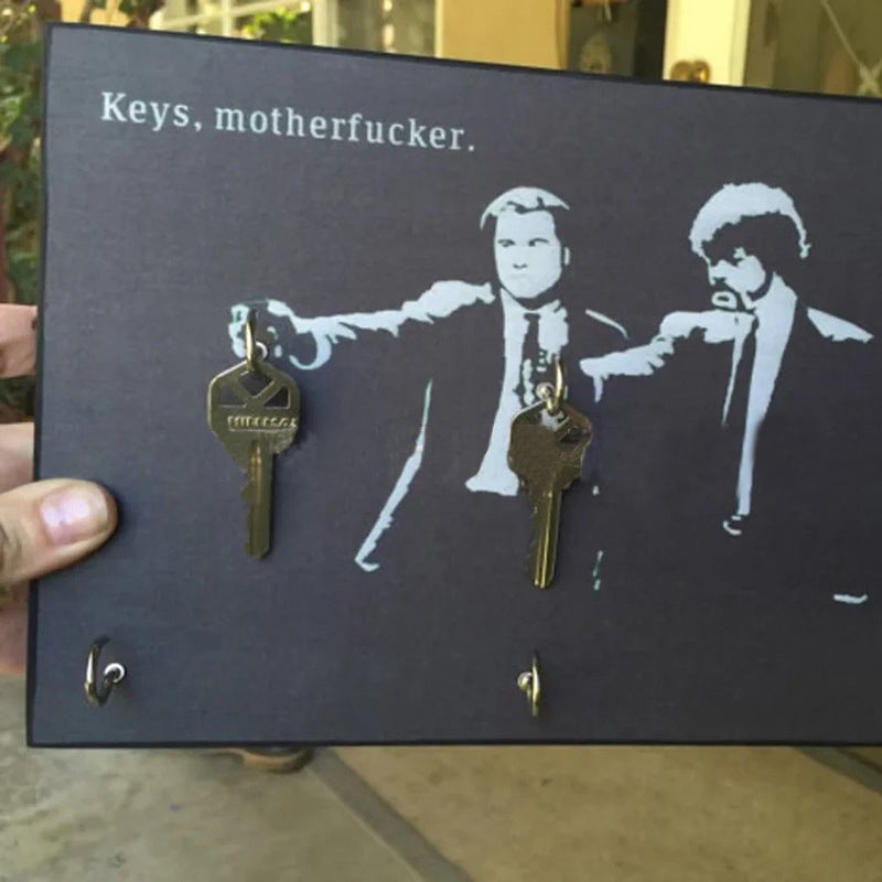 Houten sleutelhanger aan de muur