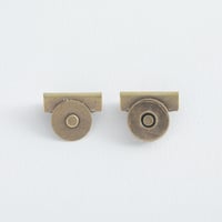 Metal seamless magnetic buckle