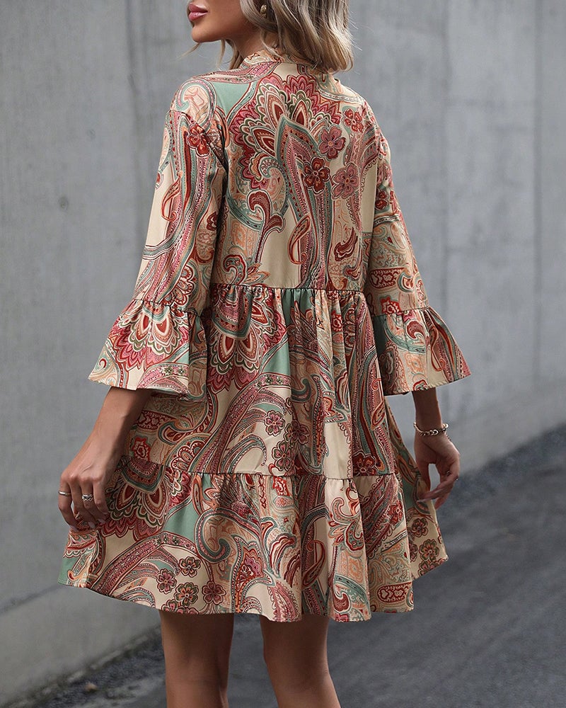 Sukienka z nadrukiem paisley i dekoltem w szpic