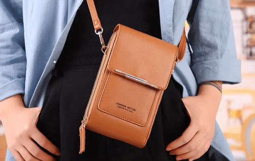 Clienta satisfecha con su bolsa cruzada táctil