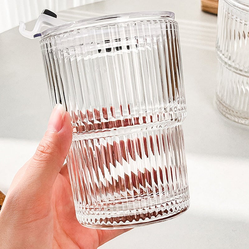 Glasbecher mit Strohhalm und Deckel