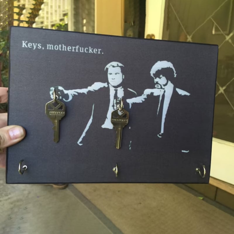 Houten sleutelhanger aan de muur