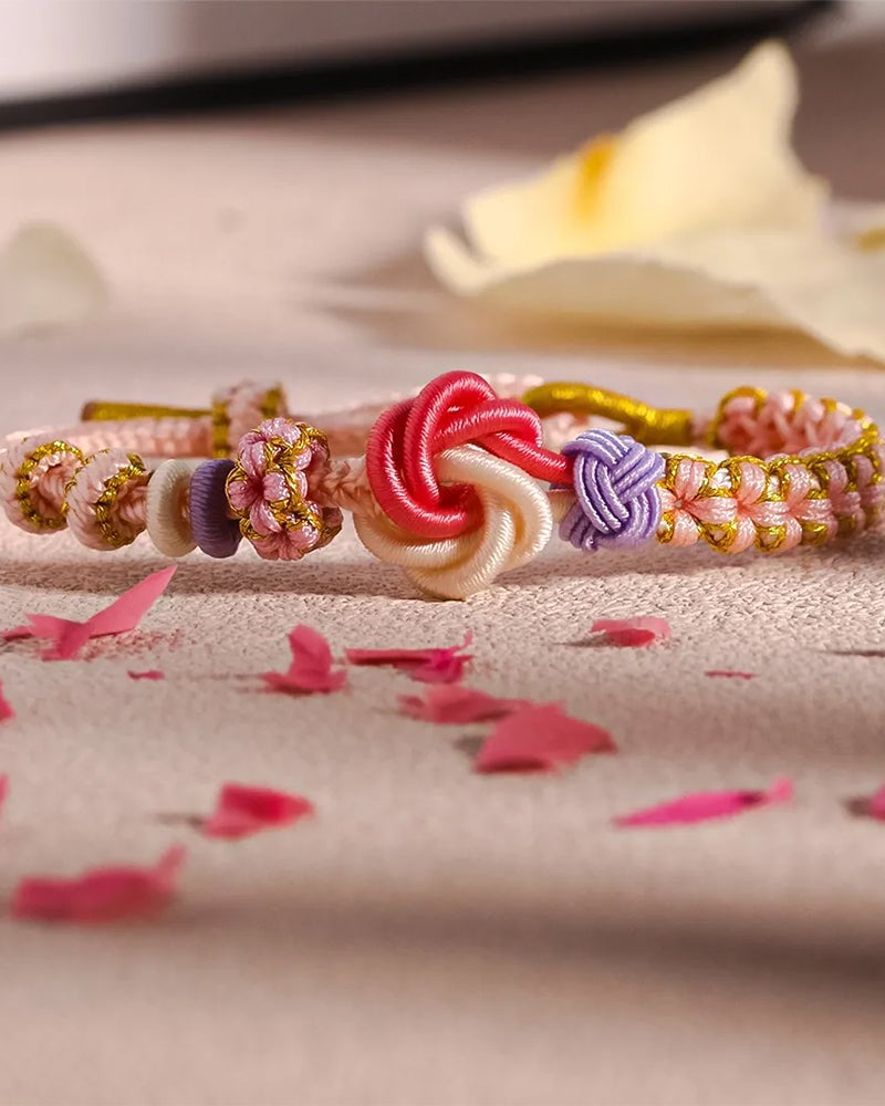 Flettet armbånd med ferskenblomster