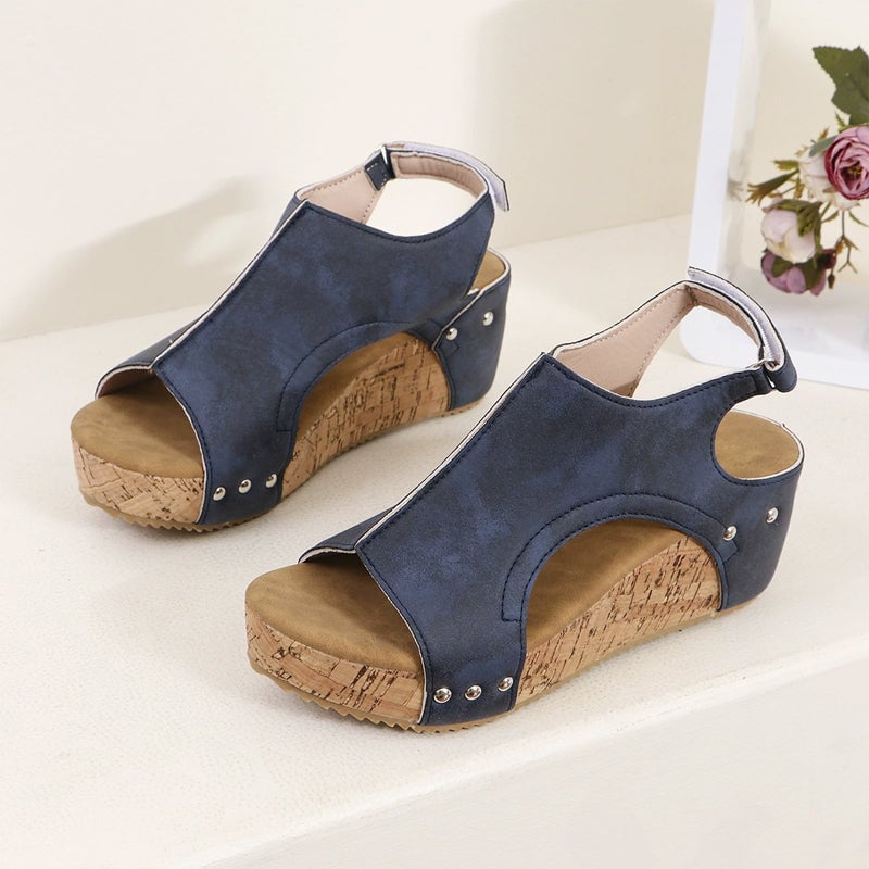 Studded Wedge Peeptoe Sandalen