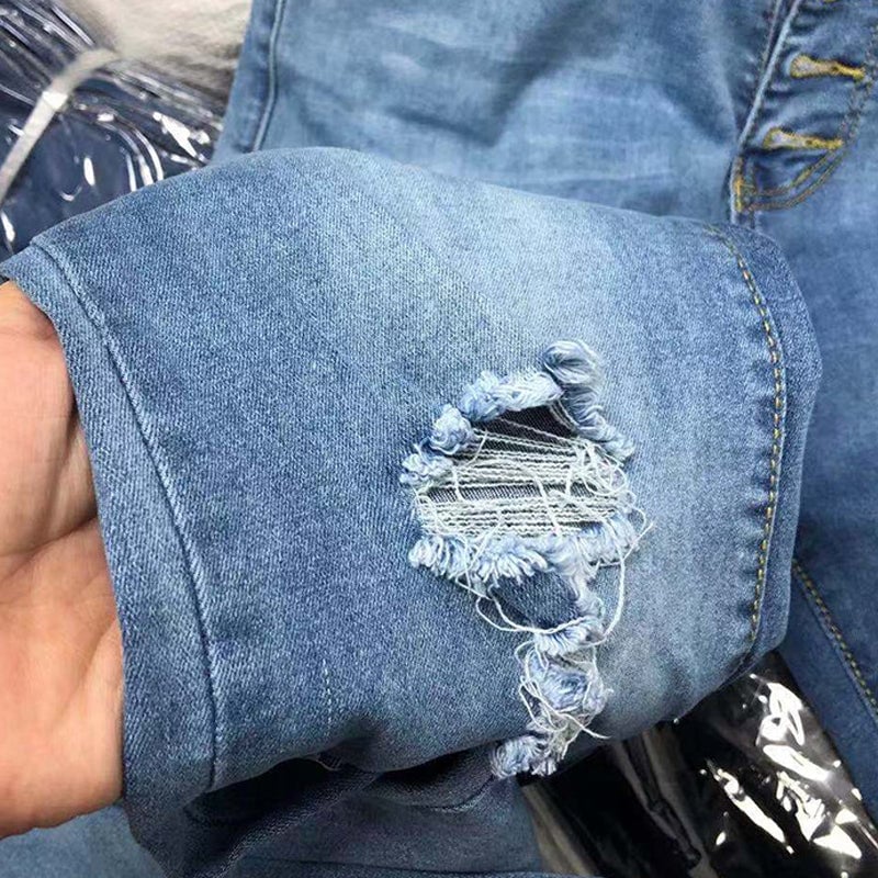 Gescheurde jeans met vijf rijen knopen