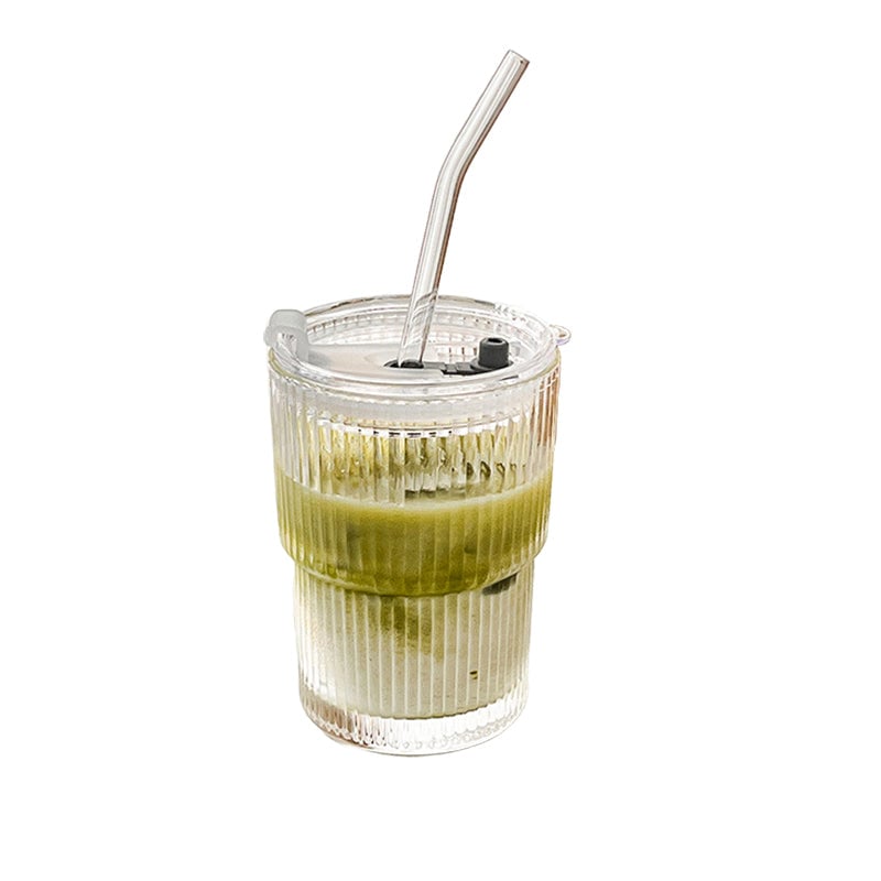 Glasbecher mit Strohhalm und Deckel