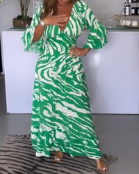 Kleid mit 3/4-Ärmeln und V-Ausschnitt