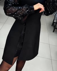Elegante Jurk Met Pofmouwen En Patchworkdetails