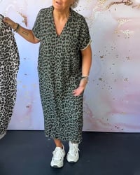 Robe imprimée léopard à manches courtes et col V