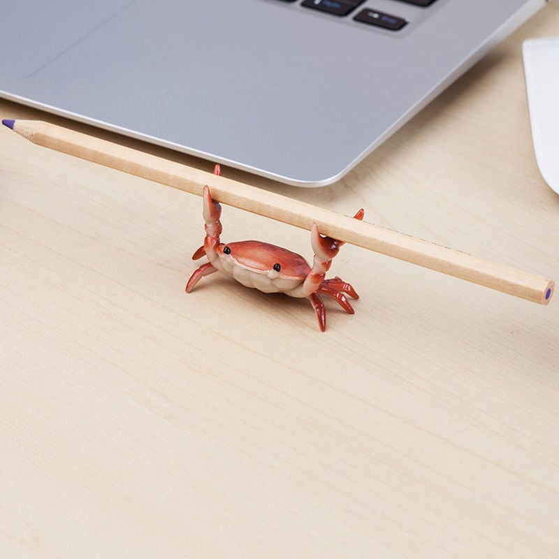 Creative weightlifting crab pen holder ornaments
