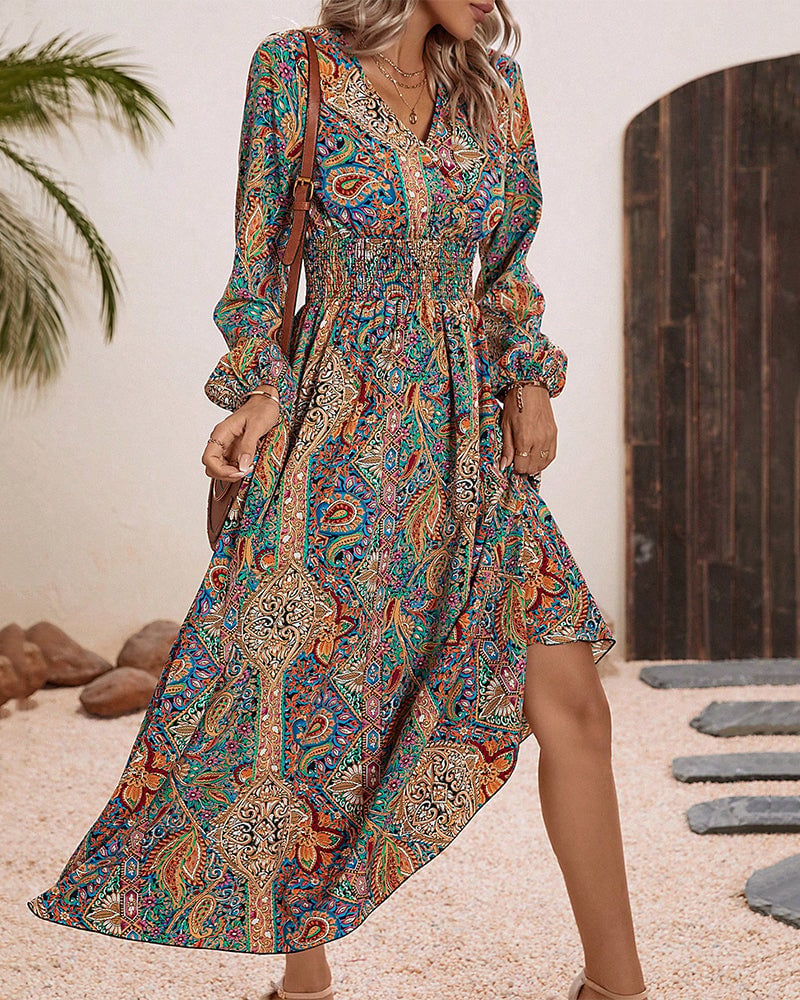 Flerfarvet elegant kjole med paisleyprint