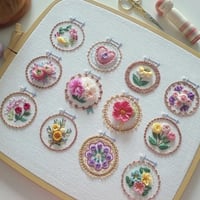 Broderisett med liten blomsterramme