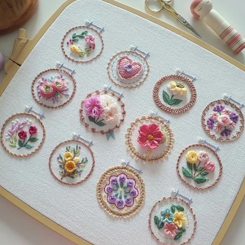 Broderisett med liten blomsterramme